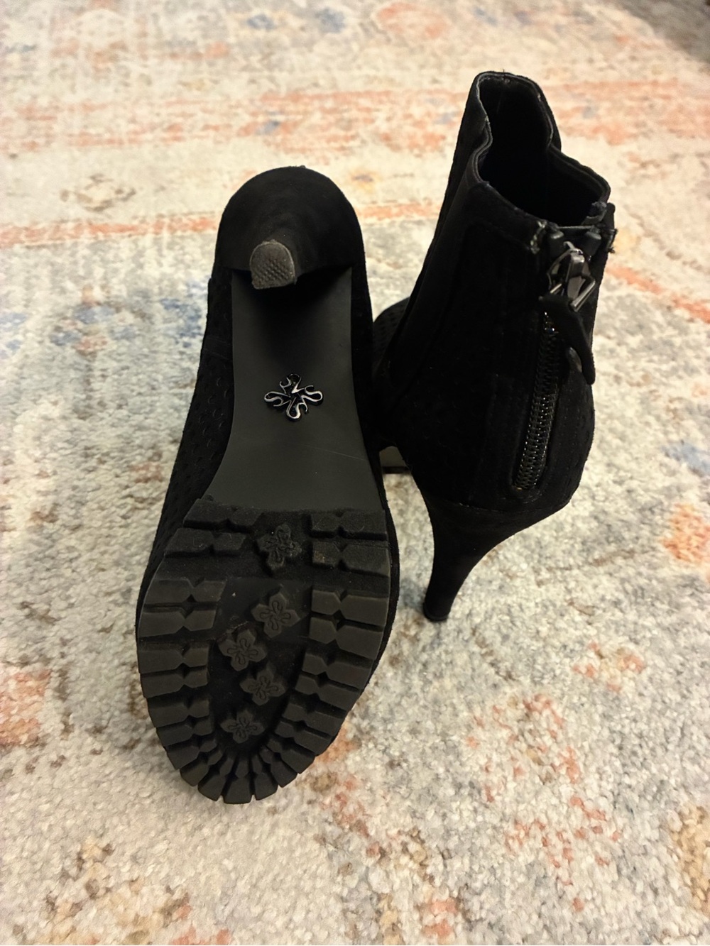 Simply Vera Vera Wang -Y2K-Black Peep-Toe Suede Ankle Booties Size 7 - Picture 7 of 10
